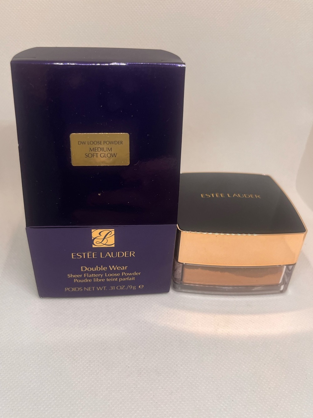 NEW- Estee Lauder Double Wear
Sheer Flattery Loose Powder. Medium SOFT GLOW